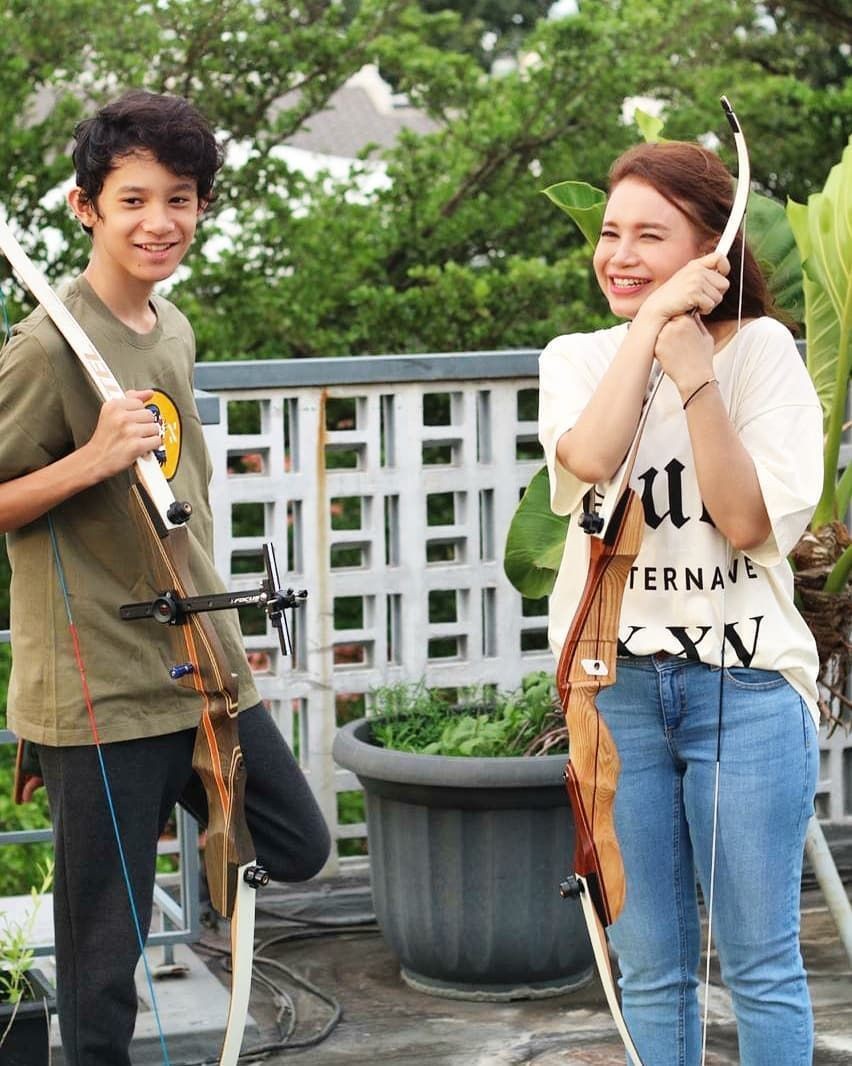 Wanita Tangguh, Ini 13 Potret Artis Single Mother dengan Anaknya