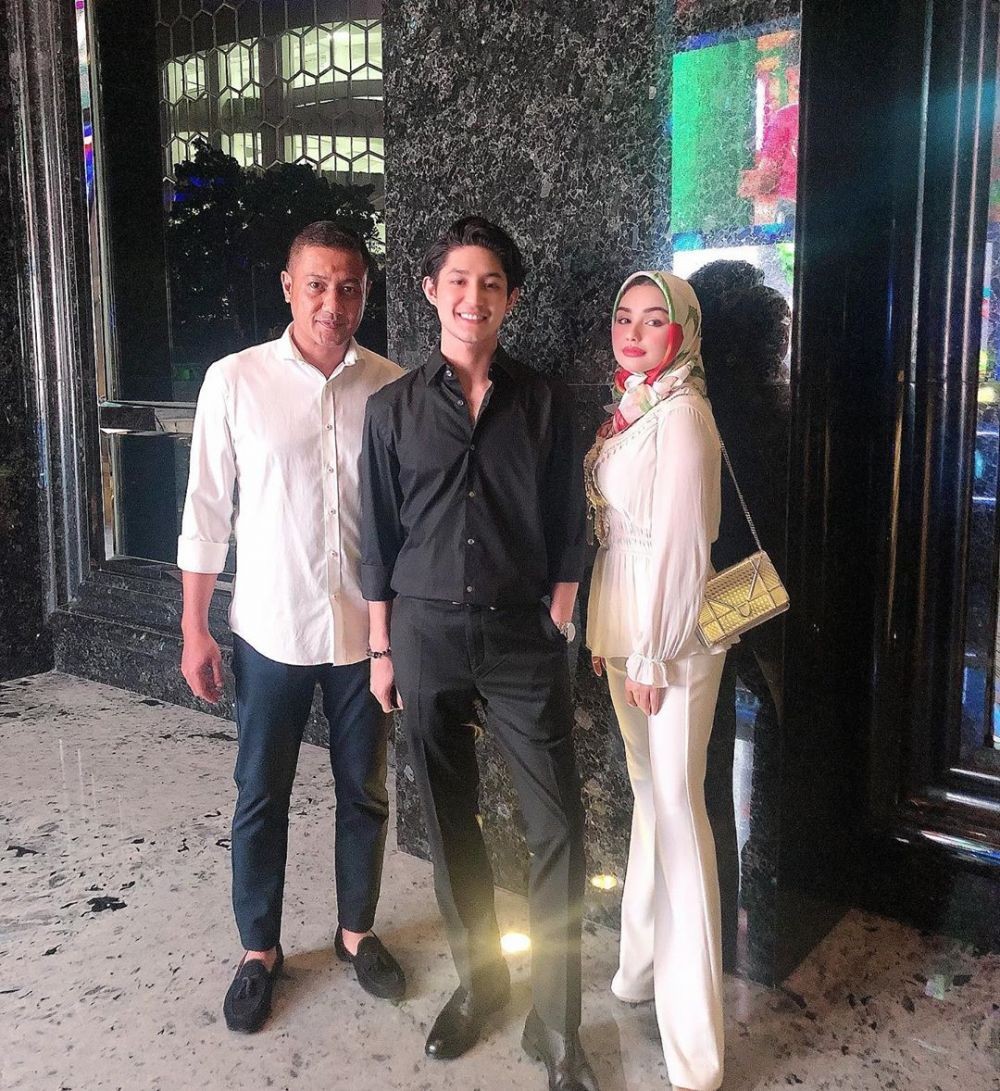 Seperti Kakak-Adik, 10 Foto Kedekatan Teuku Rassya dan Ibu Sambungnya