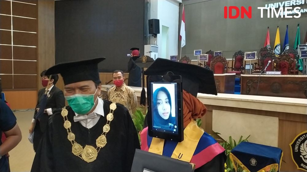 Mahasiswi Psikologi Undip Semarang Wisuda Pakai Robot, Canggih!