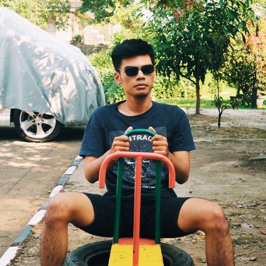 10 Potret Ojan 'Tatap Mata Saya', Punya Pacar dan Jadi Content Creator