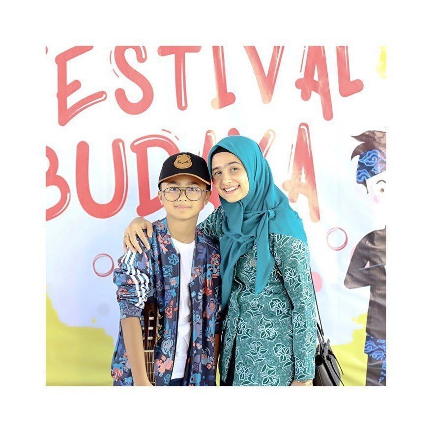 Gak Kayak di Sinetron, 10 Artis Ini Buktikan Jadi Ibu Tiri Baik Hati
