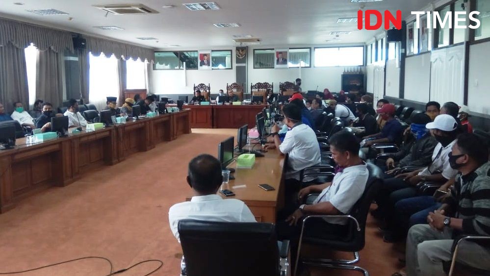 Puluhan Orang Demo DPRD PPU, Anggaran Pembangunan Rujab Bupati Disorot