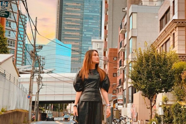 Elegan dan Sederhana, Ini 10 Gaya Modis Luna Maya dengan Outfit Hitam