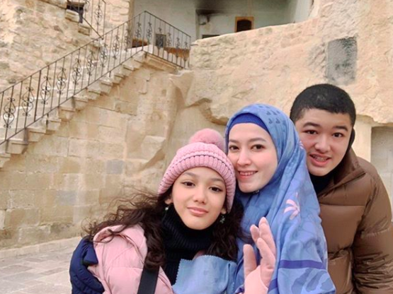 Hamil Anak Keenam, 10 Momen Kedekatan Lyra Virna dan 5 Buah Hati