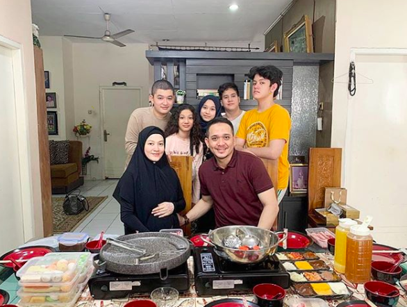 Hamil Anak Keenam, 10 Momen Kedekatan Lyra Virna dan 5 Buah Hati