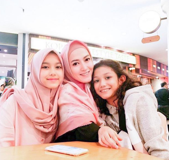 Hamil Anak Keenam, 10 Momen Kedekatan Lyra Virna dan 5 Buah Hati