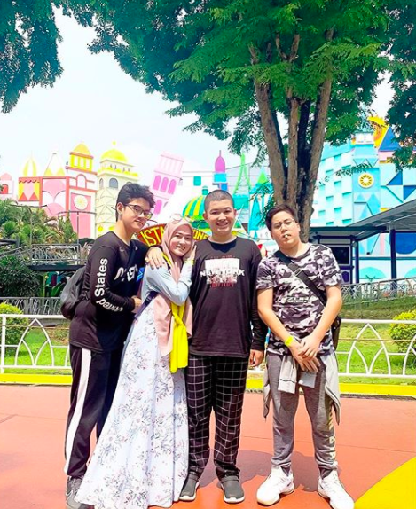 Hamil Anak Keenam, 10 Momen Kedekatan Lyra Virna dan 5 Buah Hati