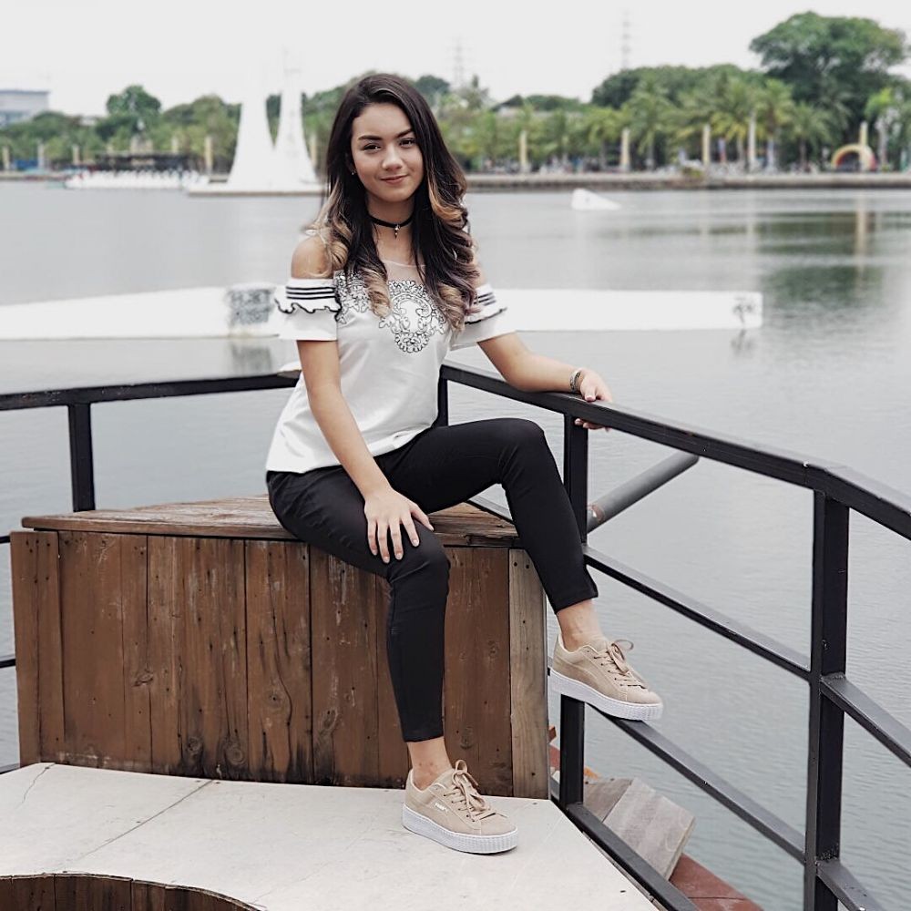 Inspirasi Ootd Untuk Hangout Ala Ersya Aurelia Feminin Nan Unik 