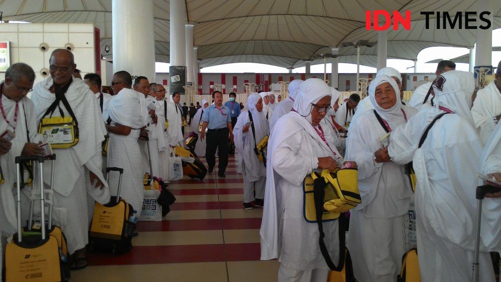 Pendeta Amsal Yowei Antar Jemaah Haji Papua ke Asrama Haji Makassar