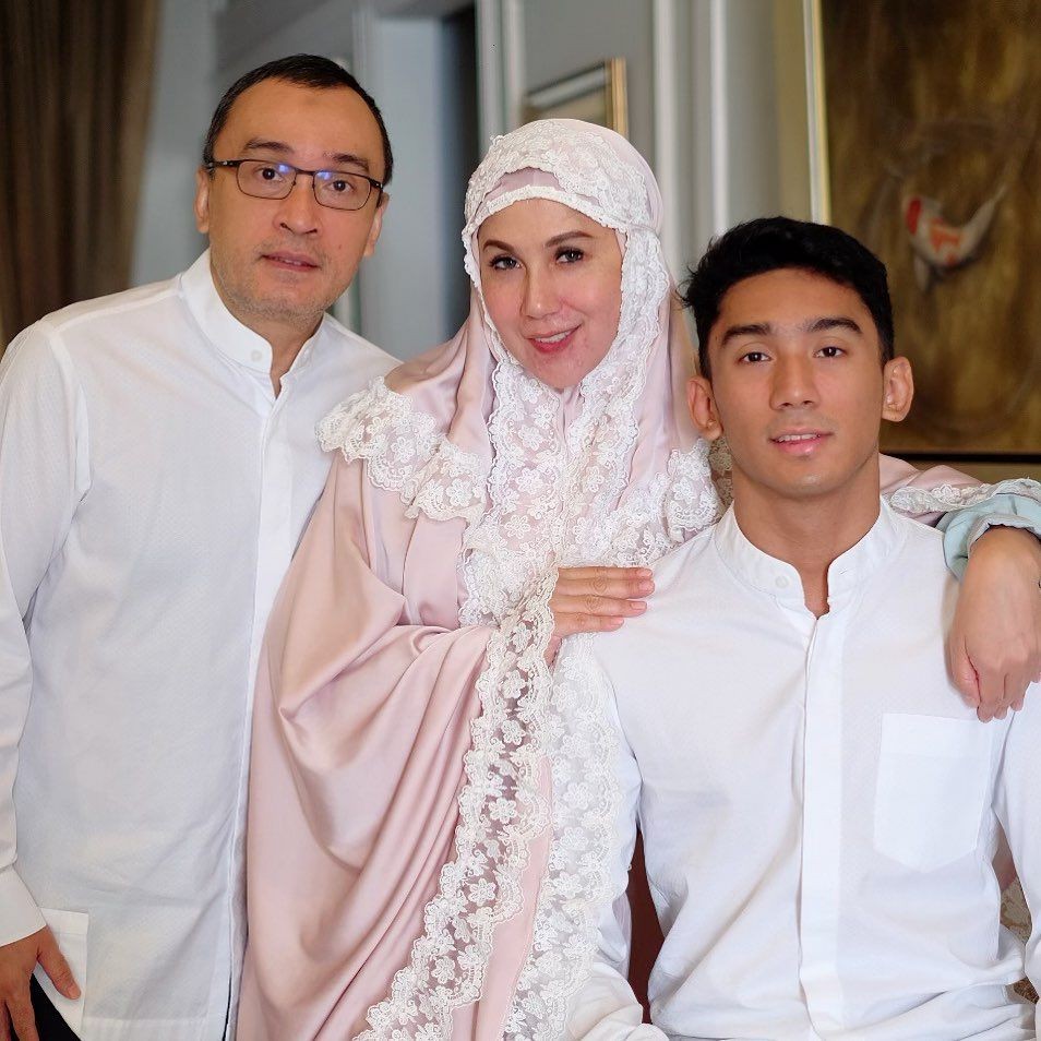 Anggun, Gaya Selebriti Pakai Mukena di Hari Raya Idul Adha