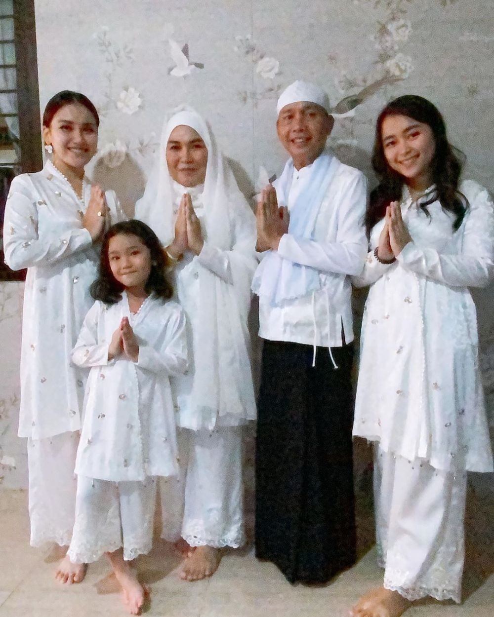 Sumbang Sapi, Ini 9 Potret Perayaan Idul Adha Keluarga Ayu Ting Ting