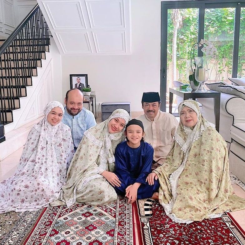 Anggun, Gaya Selebriti Pakai Mukena di Hari Raya Idul Adha