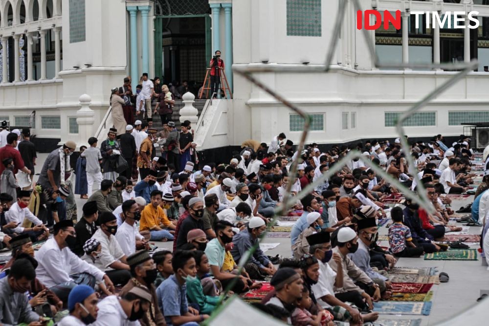 Salat Id Masjid Raya Al Mashun Medan, Jemaah Diguyur Disinfektan