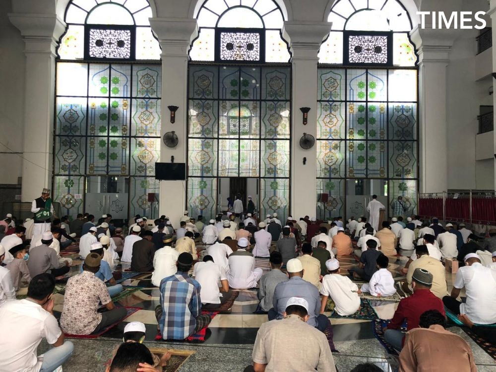 Dibatasi, Jemaah Masjid Agung Palembang Tetap Membeludak 