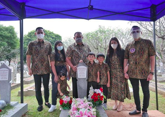 Ultah Pernikahan, 10 Momen SBY Dan Keluarga Nyekar Ke Makam Bu Ani