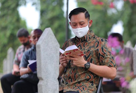 HUT Pernikahan! 10 Momen SBY dan Keluarga Kunjungi Makam Bu Ani