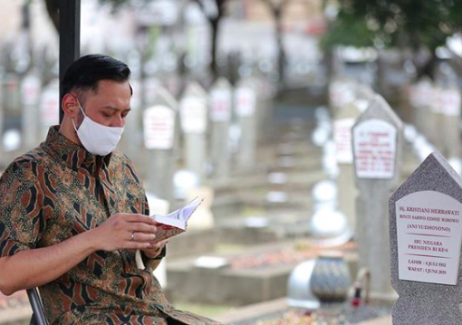 Ultah Pernikahan, 10 Momen SBY Dan Keluarga Nyekar Ke Makam Bu Ani