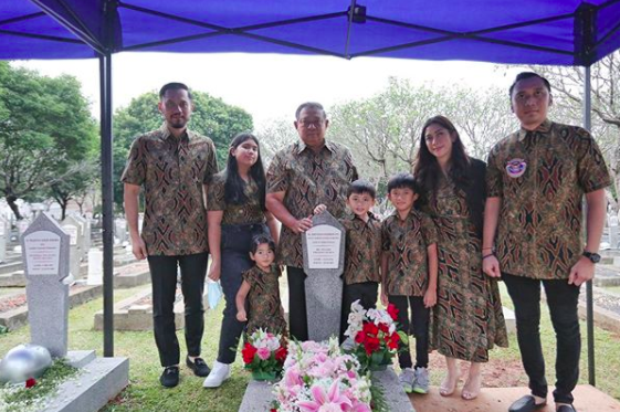HUT Pernikahan! 10 Momen SBY dan Keluarga Kunjungi Makam Bu Ani
