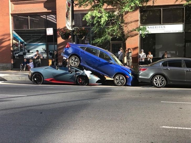 Jarang Terjadi, Ini 13 Potret Kecelakaan Mobil yang Bikin Kucek Mata