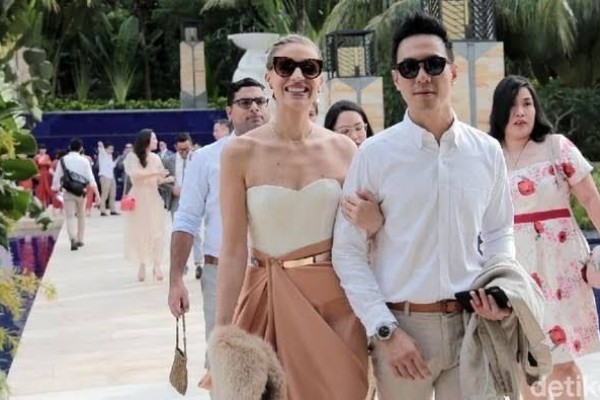 9 Tahun Menikah, Daniel Mananta Unggah 10 Potret Romantis Bareng Istri