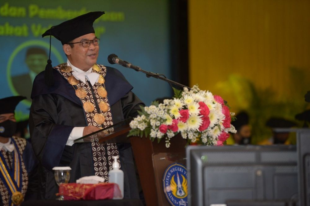 Kepala BKKBN Hasto Wardoyo Terima Gelar Doktor Honoris Causa dari UNY