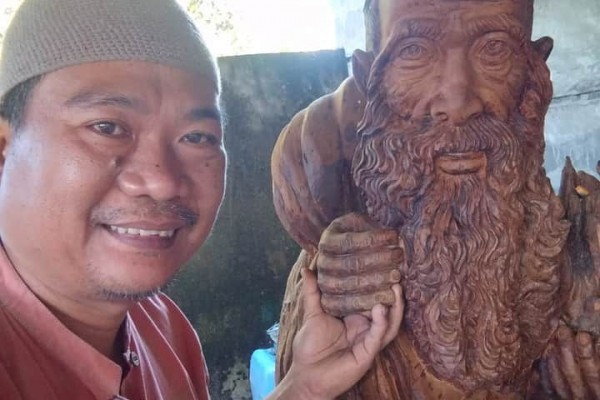 Guru SMP Lampung Bikin Kerajinan Patung Berbekal Batang Akar Kayu