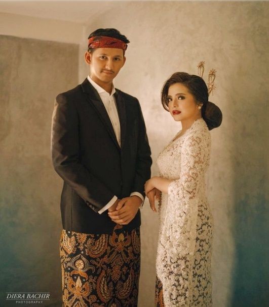 Indonesia Abis, 9 Foto Artis yang Pakai Batik untuk Busana Prewedding