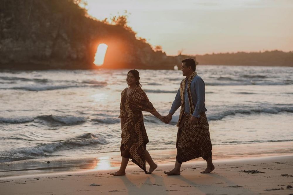 Indonesia Abis, 9 Foto Artis yang Pakai Batik untuk Busana Prewedding