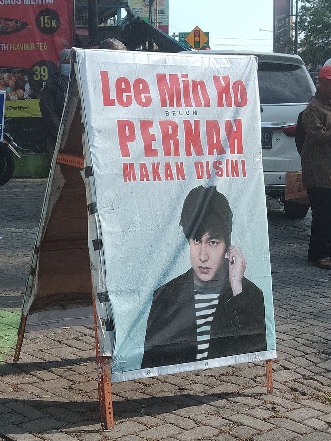 Gak Mau Ketinggalan, 10 Spanduk Jualan Ini Terinspirasi dari KPop