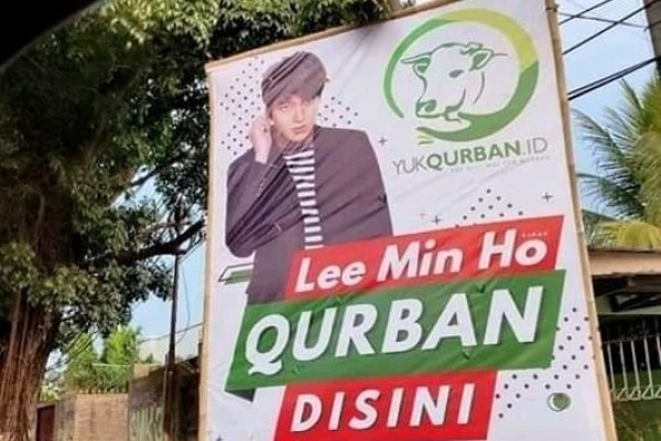 Gak Mau Ketinggalan, 10 Spanduk Jualan Ini Terinspirasi dari KPop