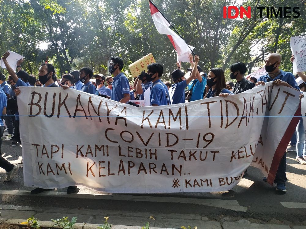 Ratusan PL di Bandung Demo Minta Pemkot Izinkan Karaoke Segera Buka