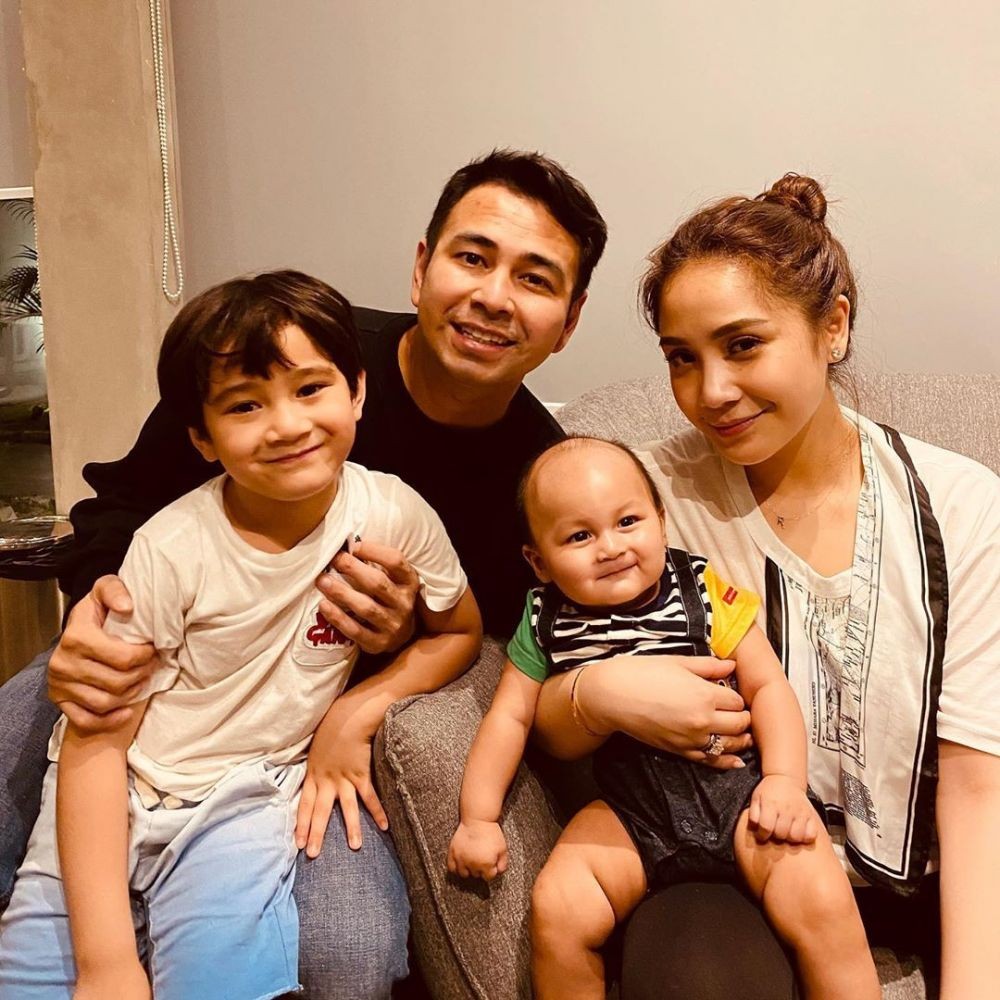 Momong Adik Bayi, 10 Potret Imut Rafathar yang Siap Jadi Kakak