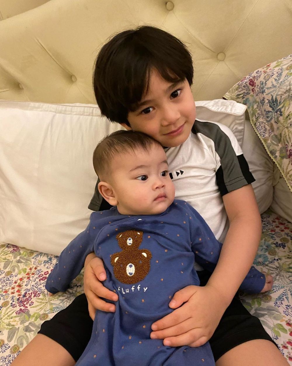 Momong Adik Bayi, 10 Potret Imut Rafathar yang Siap Jadi Kakak