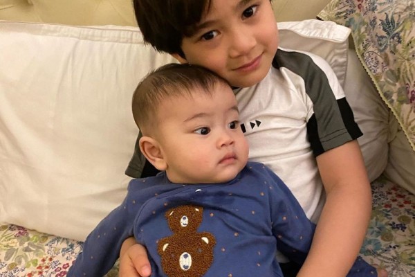 Momong Adik Bayi, 10 Potret Imut Rafathar yang Siap Jadi Kakak