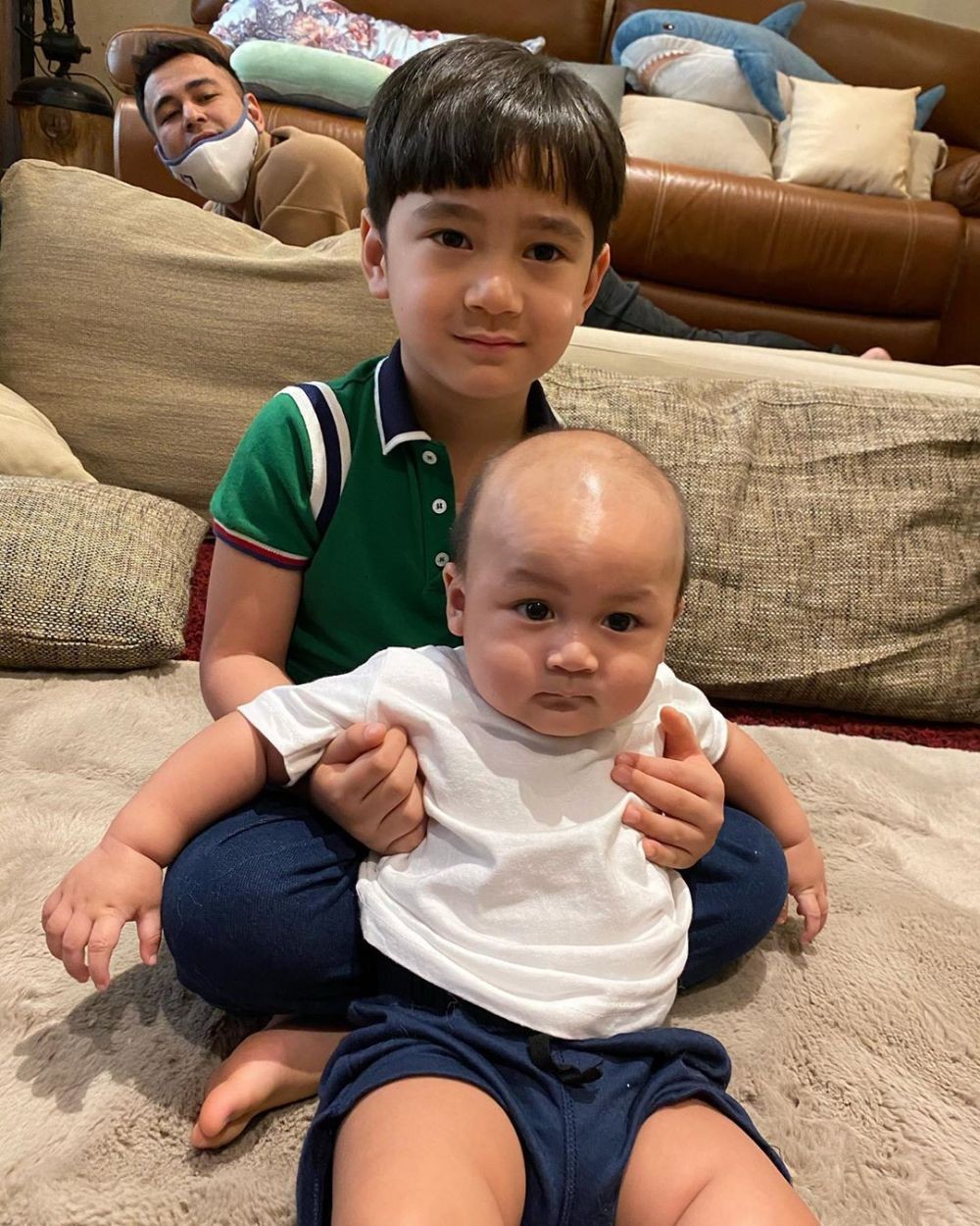 Momong Adik Bayi, 10 Potret Imut Rafathar yang Siap Jadi Kakak