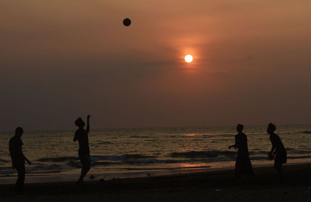 Menikmati Akhir Pekan di Pantai Lawar Sumbawa Barat