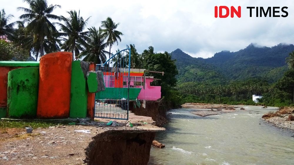 Sungai di Gorontalo Meluap, Gedung Sekolah dan Puskesmas Terseret Arus