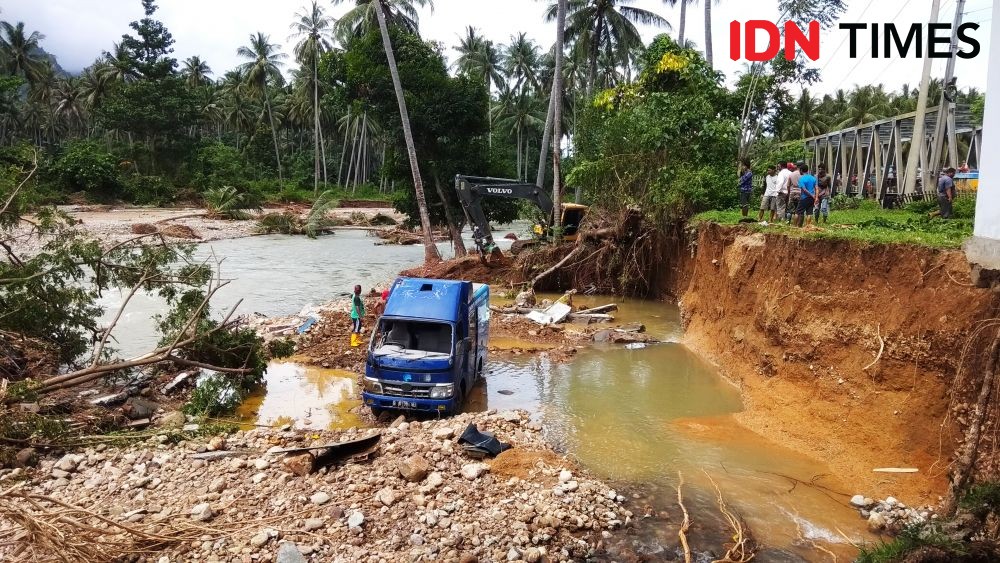 Sungai di Gorontalo Meluap, Gedung Sekolah dan Puskesmas Terseret Arus