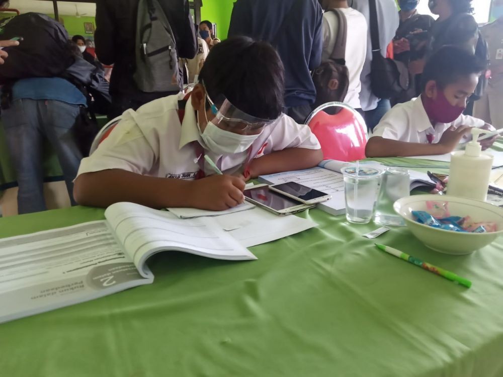 Tak Punya HP, Siswa SMP di Makassar Nekat Masuk Sekolah