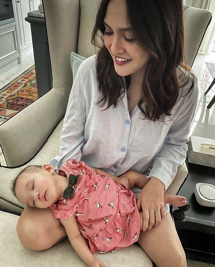 Kena Nyinyir soal MPASI, Ini Momen Shandy Aulia saat Asuh Baby Claire