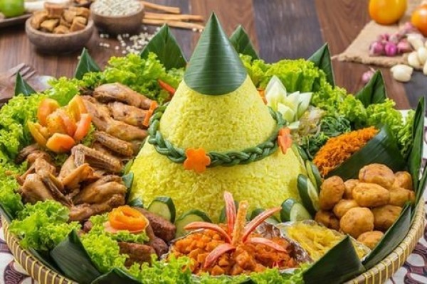 7 Cara Memasak Tumpeng yang Enak, Beserta Tips Menghiasnya