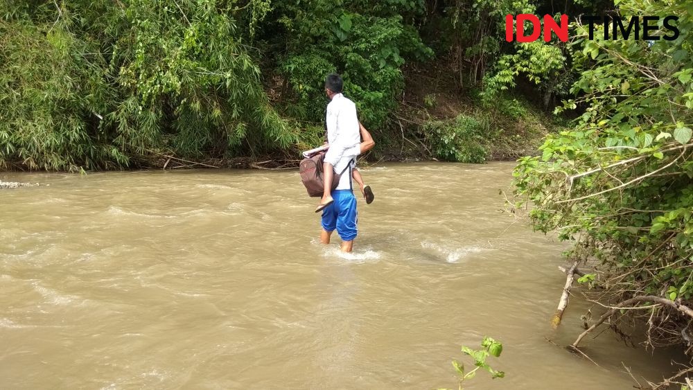 Perjuangan Guru di Gorontalo Lewati Sungai Deras untuk Mengajar Luring