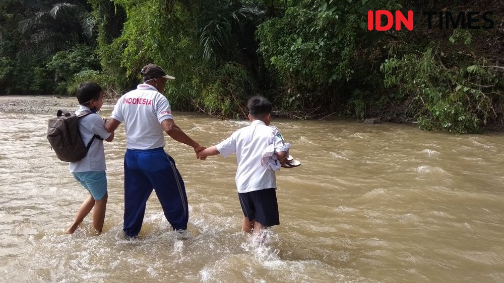 Perjuangan Guru di Gorontalo Lewati Sungai Deras untuk Mengajar Luring