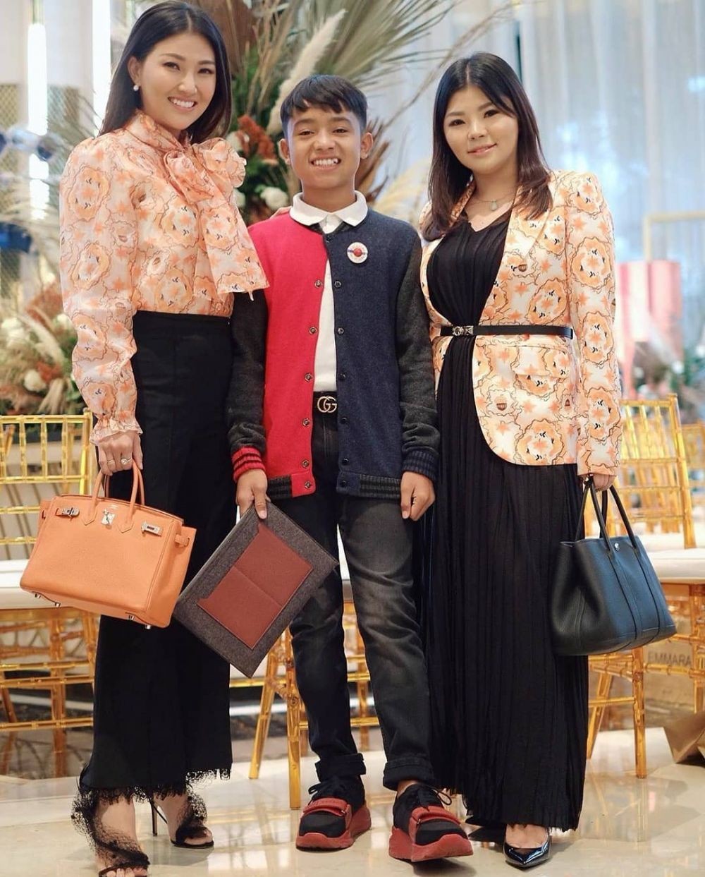 Kakak Adik Super Modis, Nih 9 Adu Gaya Sarwendah Vs Wendy Lo