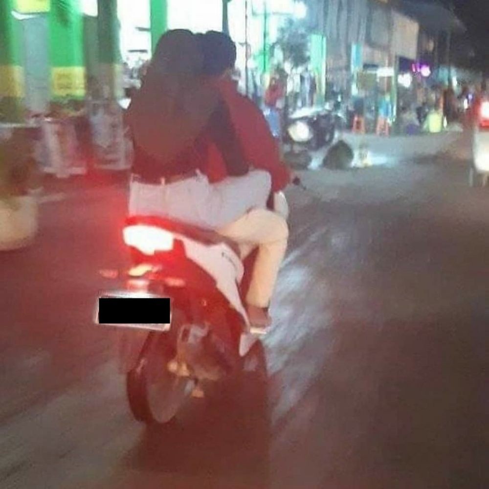 Kocak! 10 Potret Gaya Pengendara Motor Ini Aneh Bin Ajaib