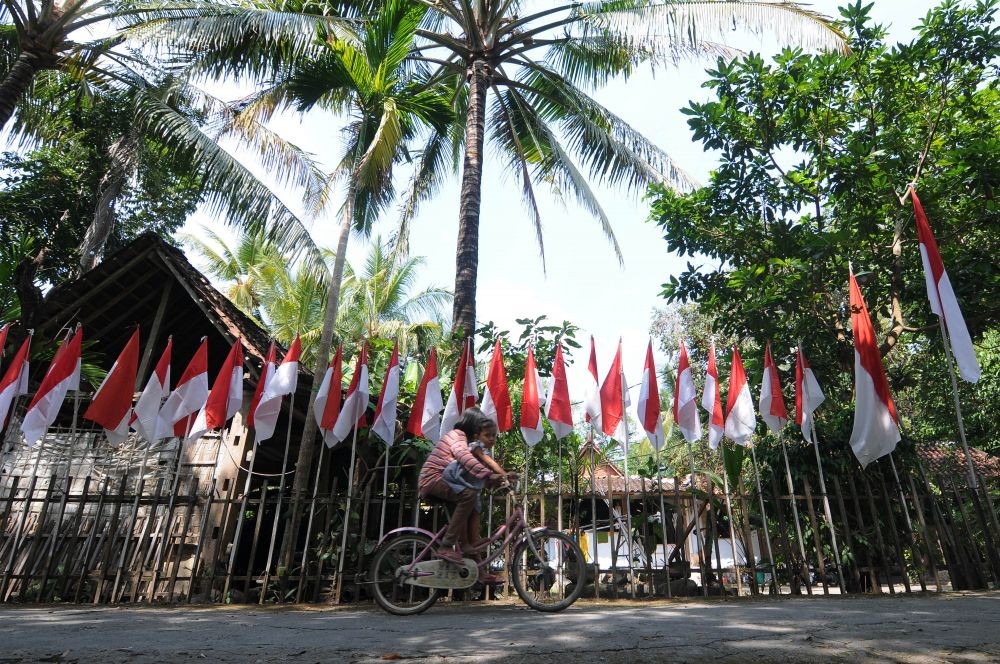 Rusak Tiang Bendera Agustusan, Anggota Geng Dihukum Cium Merah Putih