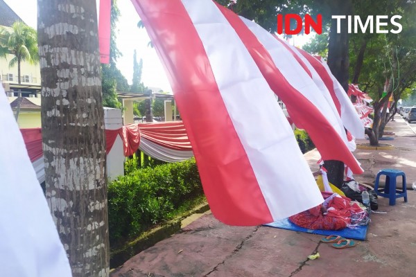 Warga Palembang Cari Cuan Tambahan Jual Bendera Jelang 17 Agustus