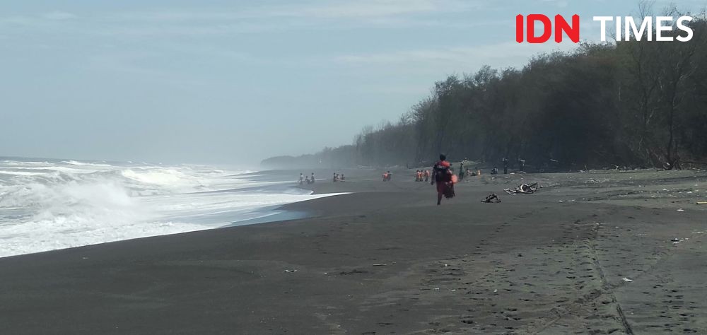 2 Wisatawan Tewas dan 5 Hilang Tergulung Ombak di Pantai Cemara  