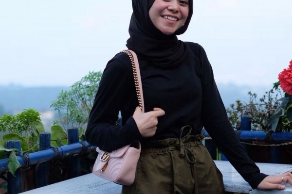 Inspirasi OOTD Hijab ala Lesty Kejora, Gaya Kekinian Tapi Tetap Santun