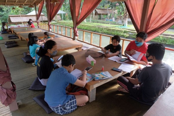 Belajar Daring, Anak Lebih Akrab dengan Smartphone dan Sampingkan Buku